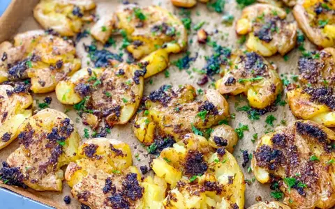 Knusprige, zerdrückte Pellkartoffeln vom Vortag mit Kräutern und Gewürzen, perfekt für leckere Rezepte.