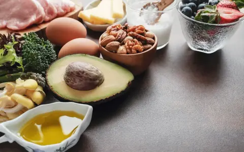 Fleisch, Eier, Avocado, Nüsse, Beeren und Gemüse – Zutaten für eine leckere low carb Mahlzeit.