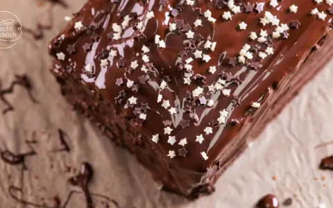 Ein saftiger Schokokuchen mit glänzender Glasur und Sternchen-Streuseln. Perfekt für dein nächstes Schokokuchen Rezept!