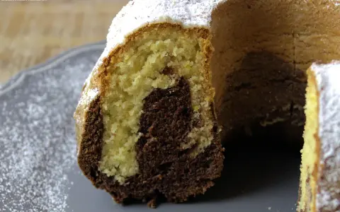 Saftiger Marmorkuchen mit Puderzucker bestäubt, perfekt für ein einfaches Marmorkuchen Rezept.