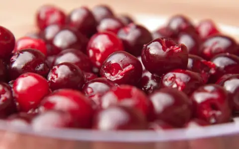 Ein Haufen glänzender, entkernter Kirschen, bereit für Kuchen oder Marmelade.