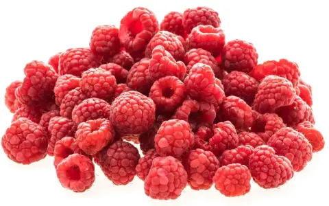 Ein Haufen frischer, roter Himbeeren, die zeigen, wie gesund Himbeeren sind.