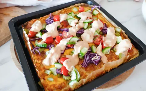 Herzhafte Quiche mit viel Gemüse und einer cremigen Sauce. Perfekt für gesunde Rezepte zum Abnehmen, die satt machen und schmecken.