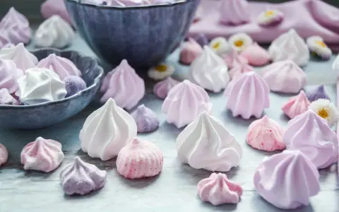 Zarte Baiser in Rosa- und Lilatönen, die Lust machen, sie selber zu machen. Ein süßer Traum!