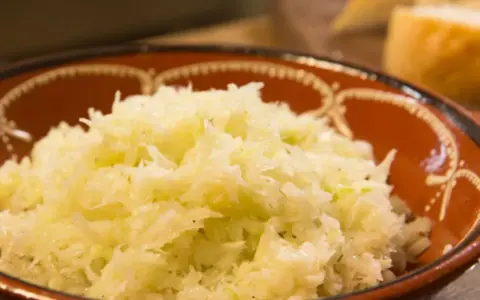 Ein original griechischer Krautsalat, frisch und knackig, serviert in einer rustikalen Tonschale.