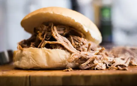 Saftiges Pulled Pork auf einem Brötchen, ein schnelles Rezept für Genießer.