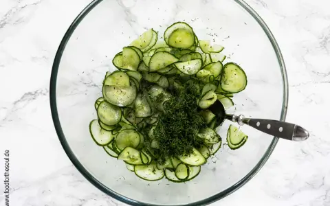 Frischer Gurkensalat mit Essig und Dill, wie ihn Oma macht. Perfekt als Beilage!