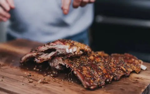 Saftige Rippchen, perfekt gewürzt, liegen auf einem Holzbrett. Ein Countdown läuft: 3, 2, 1... rippchen!