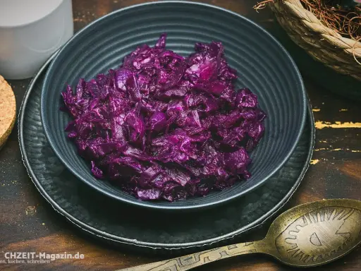 Schmoriger Rotkohl, perfekt für Ihr nächstes rotkohl rezept. Serviert in einer dunklen Schüssel mit einer antiken Löffel.