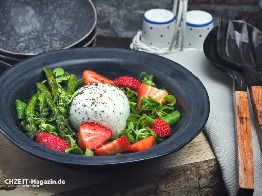 Ein Teller mit Burrata, Erdbeeren und grünem Spargel – Inspiration für leichte Burrata Rezepte.