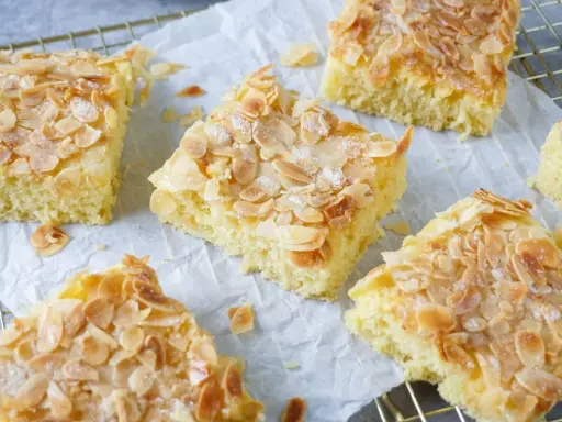 Omas saftiger Buttermilchkuchen, goldbraun gebacken und mit knusprigen Mandelblättchen bestreut. Ein Genuss!