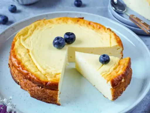 Ein cremiger Kuchen ohne Zucker, garniert mit frischen Blaubeeren. Ein Genuss für alle, die auf Süße verzichten möchten.