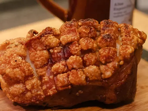 Knuspriger Schweinebraten mit Salzwasser-Kruste, bereit zum Genuss.