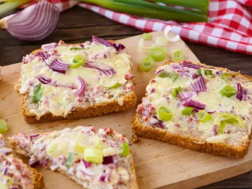 Herzhaft überbackene Brotscheiben mit Käse, roten Zwiebeln und Frühlingszwiebeln. Das sieht nach einem leckeren Abendessen aus! Was esse ich heute abend?