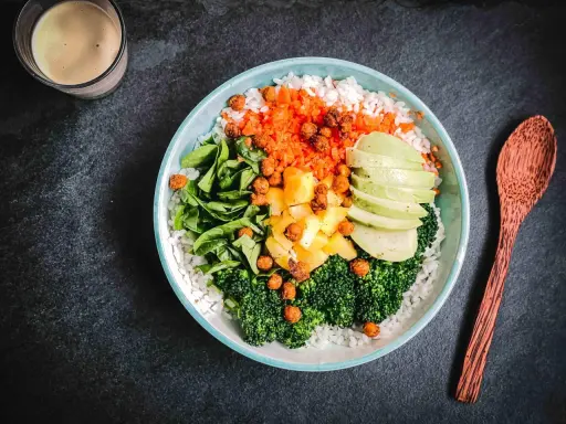 Bunter Bowl mit Reis, Brokkoli, Spinat, Karotten, Ananas, Kichererbsen und Avocado. Perfekt für reizdarm rezepte mittagessen.