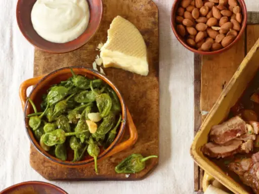 Leckere Tapas-Rezepte: Gebratene grüne Paprika, Käse, Mandeln und ein Braten.