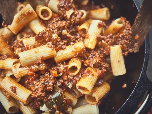 Herzhafte Rigatoni mit Bolognese-Sauce, zubereitet im Dutch Oven.