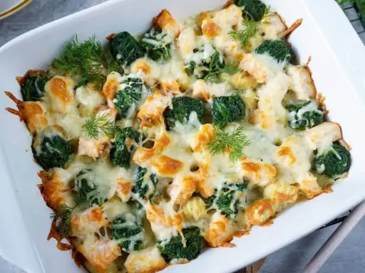 Überbackener Lachs mit Brokkoli und Spinat, ein leckeres Gericht, das sich gut für Rezepte bei Gicht eignet.