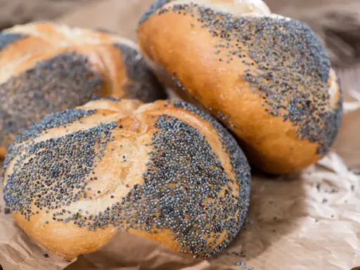 Frische Brötchen mit Mohn bestreut. Ist Mohn gesund? Ja, Mohn ist reich an Mineralstoffen und gesunden Fetten.