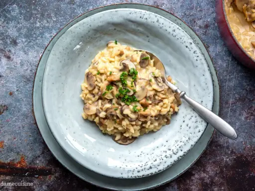 Cremiges Pilzrisotto, perfekt für ein gemütliches Abendessen. Dieses Risotto Rezept ist einfach und köstlich.