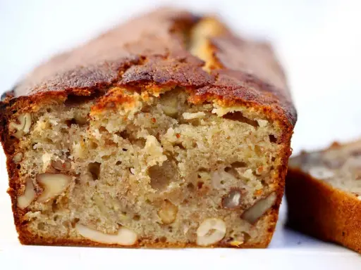 Saftiges Bananenbrot mit vielen Bananen und Nüssen, frisch gebacken und bereit zum Genießen.
