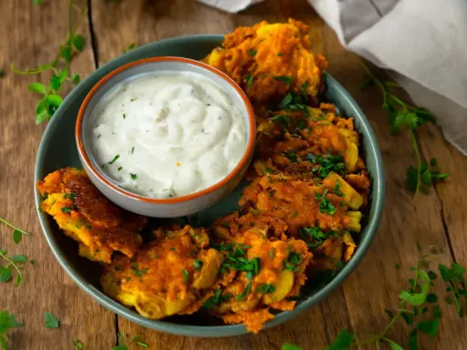 Knusprige, zerdrückte Kartoffeln mit Kräutern und einem cremigen Dip. Ein köstlicher smashed potato salat für jeden Anlass.