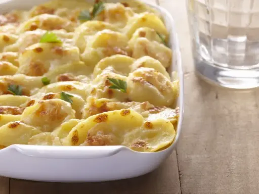 Ein köstliches Kartoffelgratin ohne Sahne, goldbraun gebacken und mit Petersilie garniert. Perfekt für ein leichtes Abendessen.