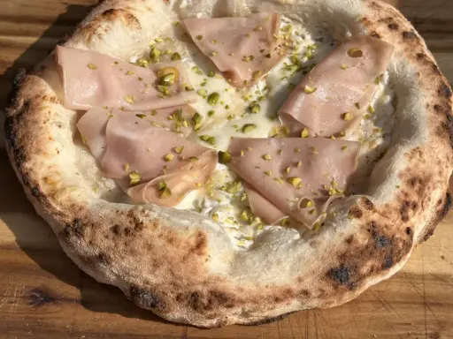 Pizza mit Mortadella und Pistazien. Perfekt, wenn man den pizzateig am vortag machen möchte.