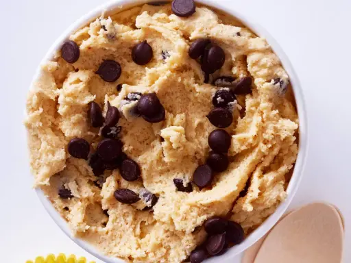 Leckeres Cookie Dough Rezept mit vielen Schokostückchen in einer Schüssel. Perfekt zum Naschen!