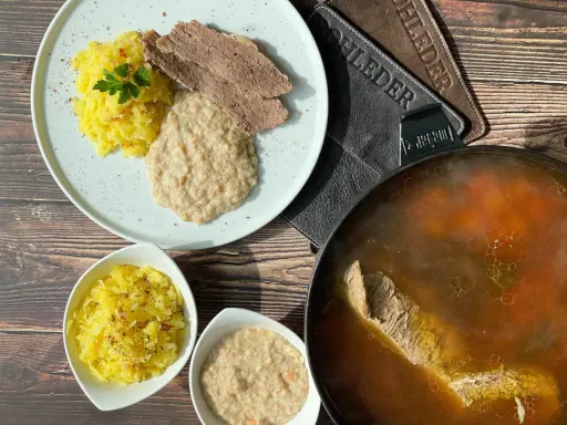 Tafelspitz in Brühe im Dutch Oven, dazu Kartoffelrösti und Apfelmus.