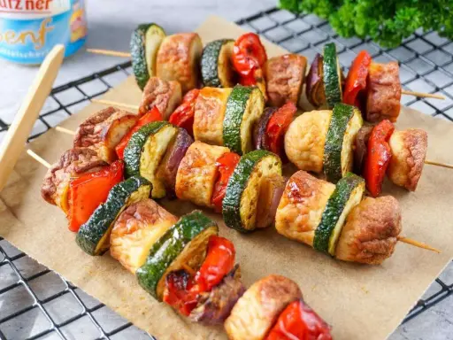 Bratwurst-Spieße mit Zucchini, Paprika und Zwiebeln – eine köstliche Resteverwertung vom Grill.