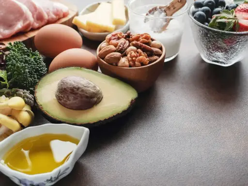 Fleisch, Eier, Avocado, Nüsse, Beeren und Gemüse – Zutaten für eine leckere low carb Mahlzeit.
