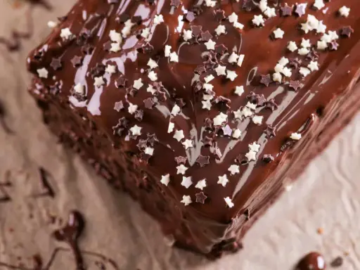 Ein saftiger Schokokuchen mit glänzender Glasur und Sternchen-Streuseln. Perfekt für dein nächstes Schokokuchen Rezept!