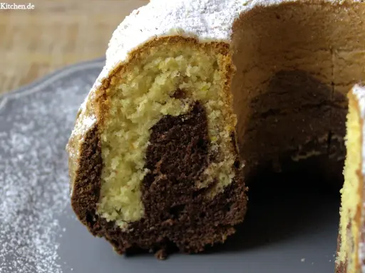Saftiger Marmorkuchen mit Puderzucker bestäubt, perfekt für ein einfaches Marmorkuchen Rezept.