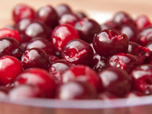 Ein Haufen glänzender, entkernter Kirschen, bereit für Kuchen oder Marmelade.