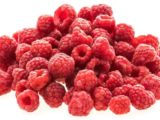 Ein Haufen frischer, roter Himbeeren, die zeigen, wie gesund Himbeeren sind.
