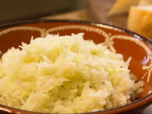 Ein original griechischer Krautsalat, frisch und knackig, serviert in einer rustikalen Tonschale.