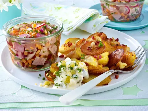 Herzhaftes Mittagessen nach Omas Rezepten: Bratkartoffeln mit Ei-Remoulade und deftiger Wurstsalat im Glas.