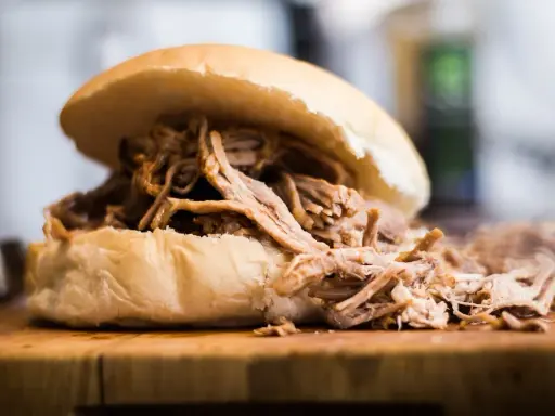 Saftiges Pulled Pork auf einem Brötchen, ein schnelles Rezept für Genießer.