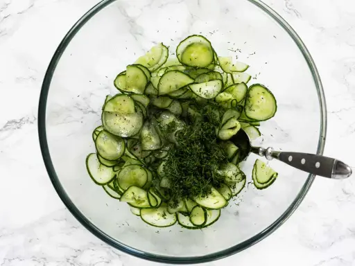 Frischer Gurkensalat mit Essig und Dill, wie ihn Oma macht. Perfekt als Beilage!