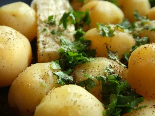 Gekochte Kartoffeln mit Petersilie und Pfeffer. Eine gesunde Beilage, die wenig Kalorien hat.