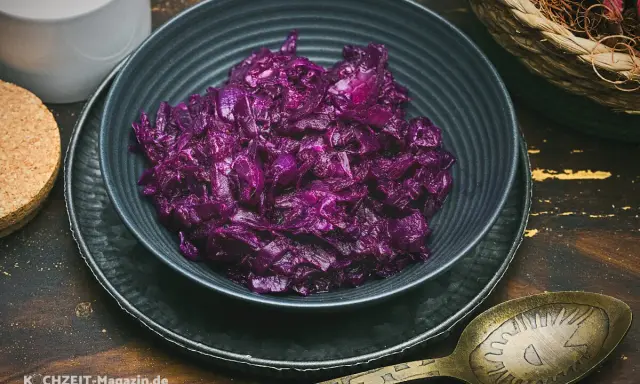 Schmoriger Rotkohl, perfekt für Ihr nächstes rotkohl rezept. Serviert in einer dunklen Schüssel mit einer antiken Löffel.
