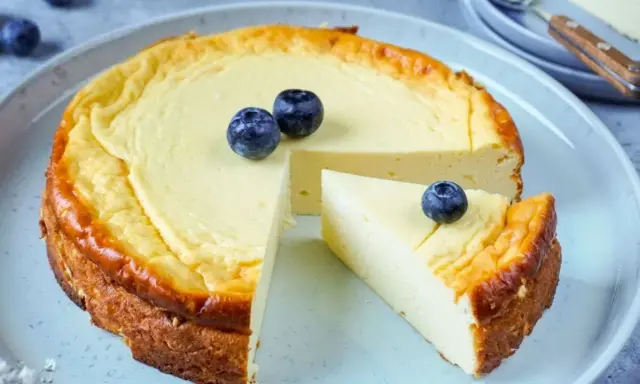 Ein cremiger Kuchen ohne Zucker, garniert mit frischen Blaubeeren. Ein Genuss für alle, die auf Süße verzichten möchten.