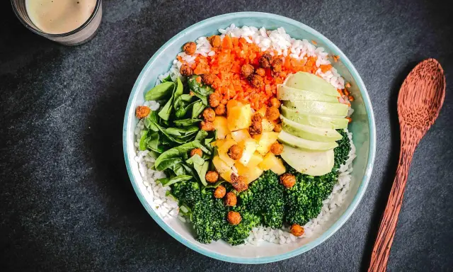 Bunter Bowl mit Reis, Brokkoli, Spinat, Karotten, Ananas, Kichererbsen und Avocado. Perfekt für reizdarm rezepte mittagessen.