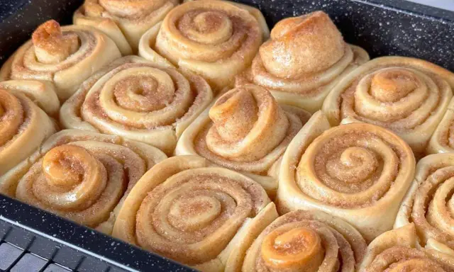 Frisch gebackene Zimtschnecken im Blech, bereit für das Zimtschnecken Rezept. Sie duften nach Zimt und Zucker.