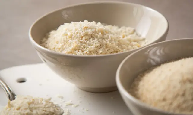 Zwei Schalen mit Paniermehl. Der sichtbare Unterschied zwischen Panko und normalem Paniermehl wird hier deutlich.