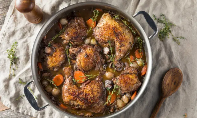 Herzhaftes Coq au Vin Rezept Original: Hähnchenteile schmoren in Rotwein mit Karotten, Zwiebeln und Pilzen. Ein Klassiker!