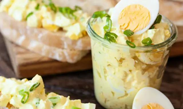 Cremiger Eiersalat mit Schnittlauch, serviert im Glas und auf Brot. Ein einfaches eiersalat rezept für jeden Tag.
