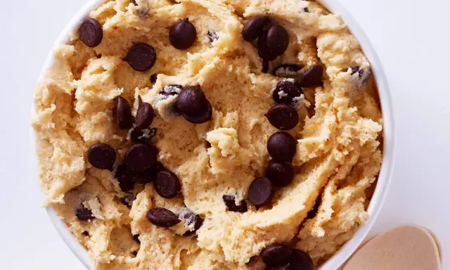 Leckeres Cookie Dough Rezept mit vielen Schokostückchen in einer Schüssel. Perfekt zum Naschen!