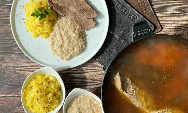 Tafelspitz in Brühe im Dutch Oven, dazu Kartoffelrösti und Apfelmus.